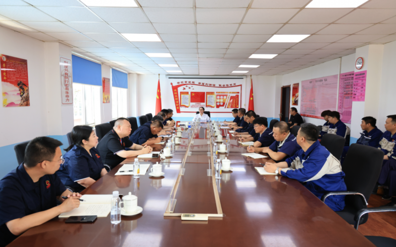 聚力提气 凝心合力 增信心促提升上水平 乐鱼官方网站集团董事会主席张荣华到乐鱼官方网站钢铁集团天荣公司炼铁厂调研指导工作