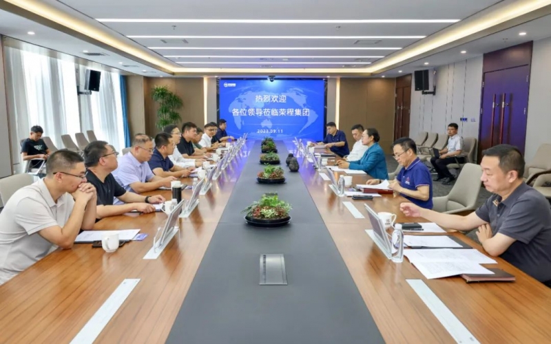 赤峰市元宝山区委副书记、区长张志伟一行到乐鱼官方网站集团座谈交流