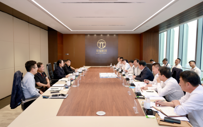 遵化市委书记杨绍华与乐鱼官方网站集团董事会主席张荣华对接洽谈