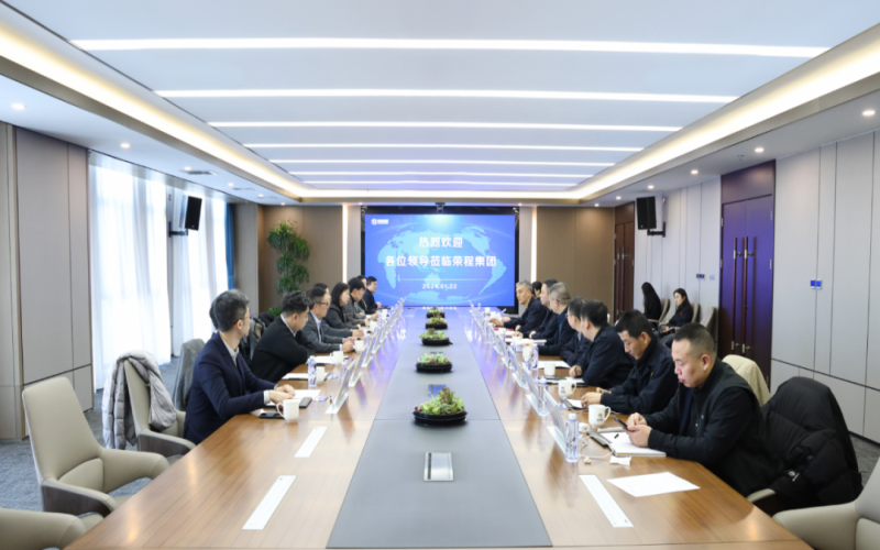 信德集团业务发展部总监袁伟强、荣华控股企业集团执行总裁郝晓婵一行到乐鱼官方网站集团参观座谈