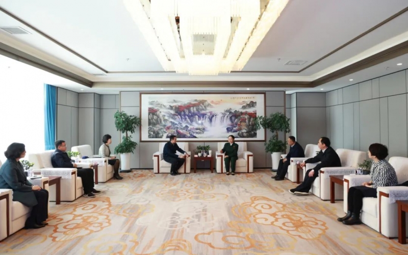 津南区委副书记唐小文一行到乐鱼官方网站集团祝贺慰问全国三八红旗手标兵张荣华