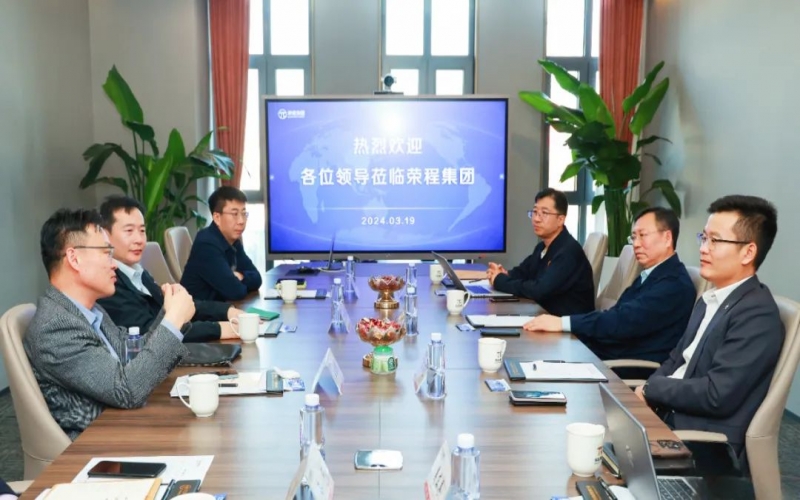 南港发展集团有限公司副总经理贺志雄一行到乐鱼官方网站集团座谈交流