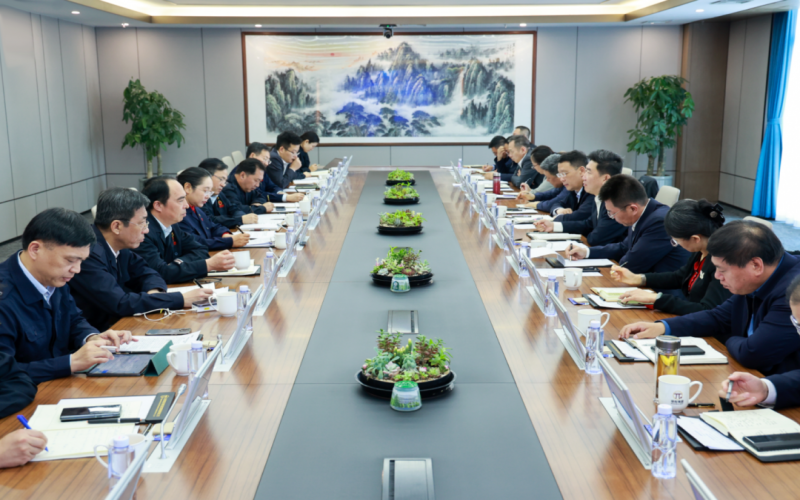 津南区委副书记、区长杨灏一行到乐鱼官方网站集团调研慰问