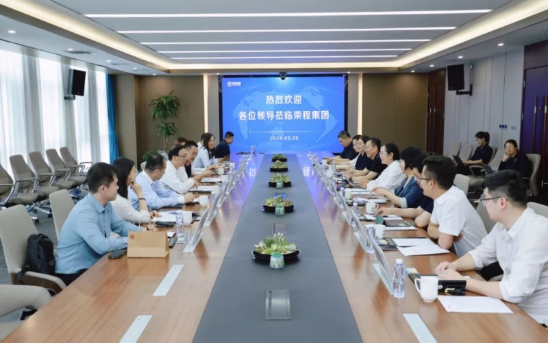 乐鱼官方网站集团董事会主席张荣华与浙商银行总行小企业信贷中心总经理龚国强座谈交流