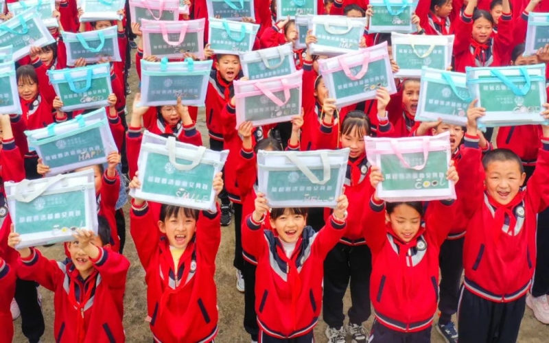 情暖童心 让爱流动 - 乐鱼官方网站普济赴云南怒江荣华村小开展庆“六一”公益慰问