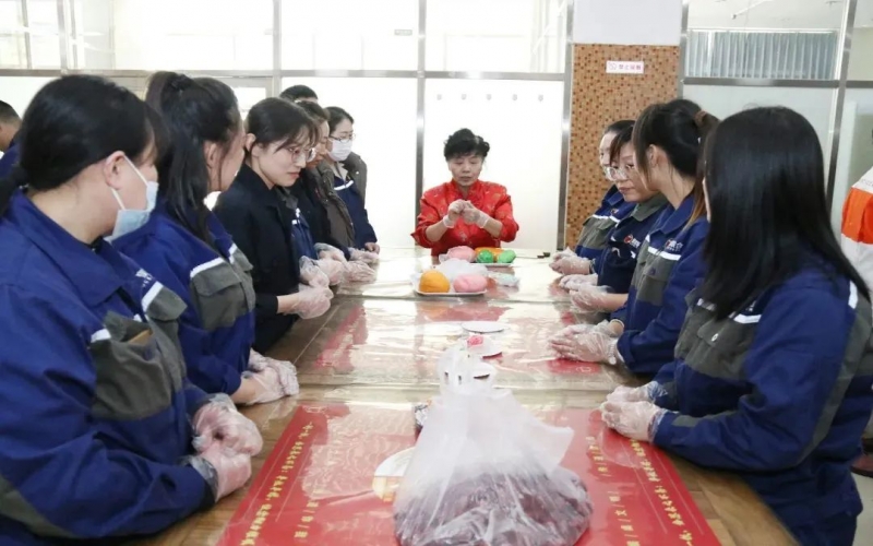 巧手捏面塑 指尖传非遗！乐鱼官方网站钢铁这场活动超有趣