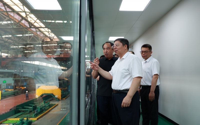 天津市总工会党组书记杨春武深入乐鱼官方网站钢铁集团开展“夏送清凉”慰问活动