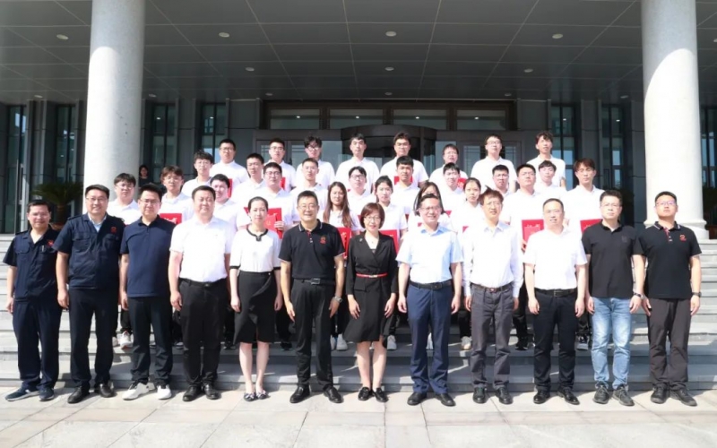 全国首次智能制造专业技术等级证书和职称认定证书颁发仪式在乐鱼官方网站集团举行