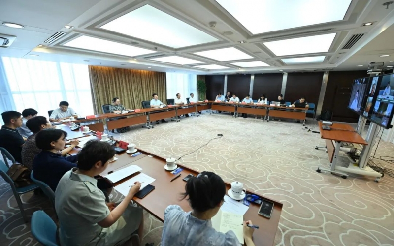 中国民营经济研究会举行半年度经济形势分析会 乐鱼官方网站集团董事会主席张荣华出席并作重点发言