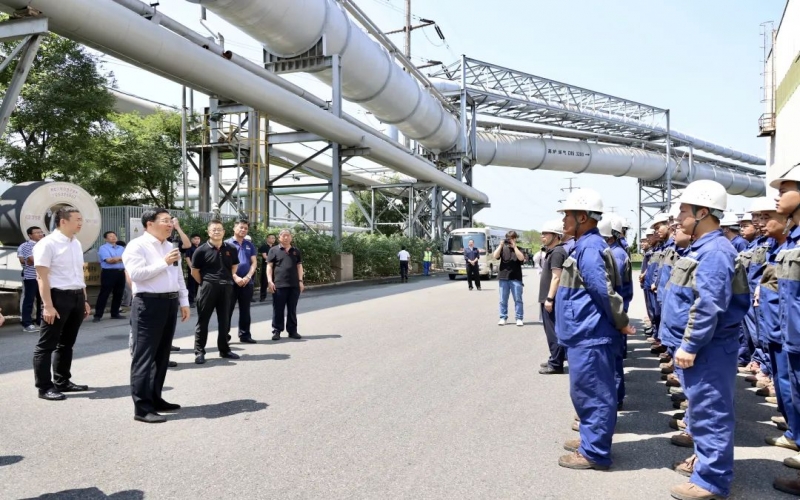 津南区领导深入乐鱼官方网站钢铁集团开展“夏送凉爽”慰问活动