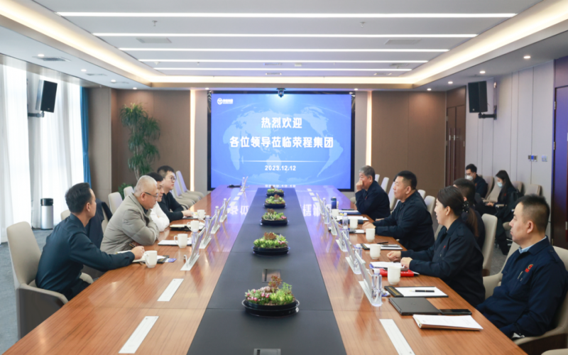 乌海市海南区委副书记、区长白春雷一行到乐鱼官方网站集团参观调研