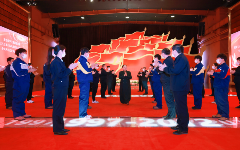 乐鱼官方网站集团欢送全国人大代表张荣华赴京参会