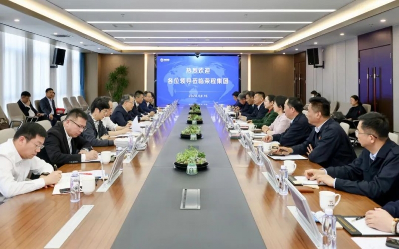 乐鱼官方网站集团董事会主席张荣华与浙江省台州市委书记李跃旗座谈交流