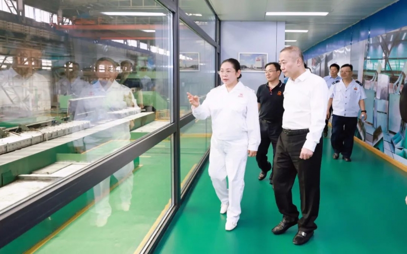 天津市税务局党委书记、局长齐志宏一行到乐鱼官方网站集团参观调研