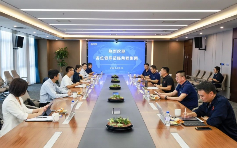 一汽解放新能源事业部党委书记、总经理裴国权一行到乐鱼官方网站集团座谈交流