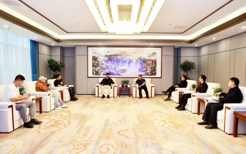 沙特HOUREYAT EL SHARIQ集团CEO Fadel Al-Muwaine一行到乐鱼官方网站集团参观交流