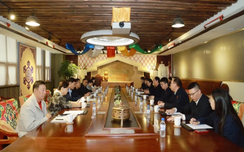 津南区关工委主任杨令生一行到乐鱼官方网站集团调研座谈