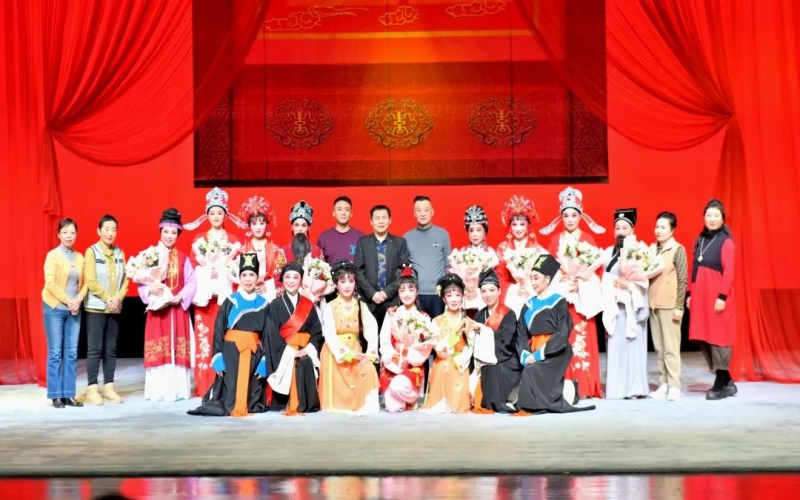 乐鱼官方网站小百花越剧团大型轻喜剧《红丝错》天津红旗剧场首演成功